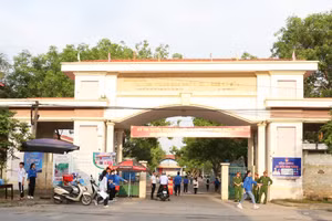 Học sinh dự thi tại Hội đồng thi trường THPT Quế Võ số 1.
