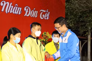 Ban tổ chức chương trình “Xuân yêu thương - Cùng Bệnh nhân đón Tết” tặng cho bệnh nhân có hoàn cảnh khó khăn.
