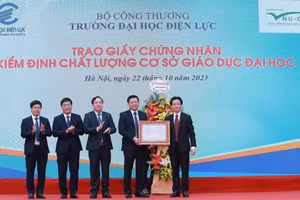 PGS.TS Đinh Văn Toàn trao giấy chứng nhận KĐCLGD cho đại diện Trường Đại học Điện lực.