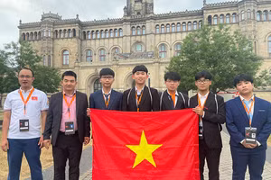Em Trương Phi Hùng (thứ 3 từ trái sang phải) cùng các thí sinh Việt Nam tại Cộng hòa Liên bang Đức.