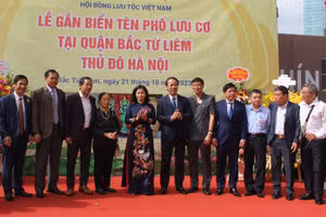Phó Bí thư Thường trực Thành ủy Hà Nội Nguyễn Thị Tuyến (thứ 6 từ trái sang phải) chúc mừng gắn biển tên phố Lưu Cơ và đại diện dòng họ Lưu Việt Nam.