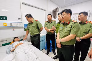 Trung tướng Nguyễn Hải Trung, Giám đốc Công an TP Hà Nội động viên cán bộ, chiến sĩ PCCC bị thương khi chữa cháy chung cư mini.