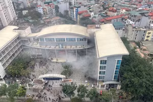 Nhanh chóng dập tắt đám cháy ở Trường Tiểu học Yên Hòa.