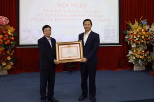 Phó Chủ tịch Thường trực UBND tỉnh Bắc Ninh Vương Quốc Tuấn trao Bằng khen của Thủ tướng Chính phủ cho đồng chí Lê Nho Thái, Phó Trưởng phòng Công nghệ thông tin, Sở TT&TT.