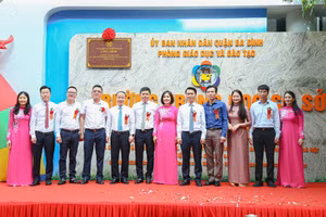 Đại biểu thực hiện nghi lễ gắn biển và chụp ảnh lưu niệm với nhà trường.