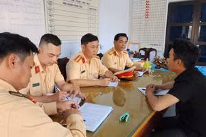 Nguyễn Thế A. làm việc tại cơ quan công an. Ảnh: Công an Đà Nẵng. 