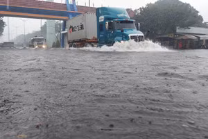 Đường ngập nước ở Đà Nẵng. (Ảnh: H.V)