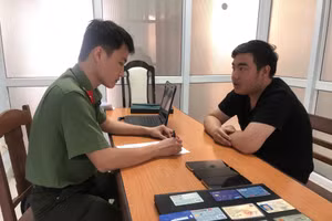 Đối tượng Tân tại cơ quan công an. Ảnh: Công an Đà Nẵng. 