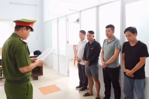 Công an thực hiện lệnh bắt khẩn cấp với Lê Chí Tuấn, Mai Phước Ngọc, Huỳnh Văn Trường và Lê Văn Nam. Ảnh: Công an Đà Nẵng 