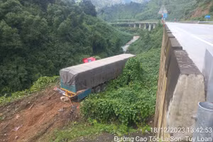 Xe đầu kéo biển số Lào bất ngờ lao xuống vực. 