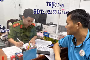 Phóng viên Hoàng Quân trình báo vụ việc với cơ quan công an. Ảnh: Quân Hoàng. 