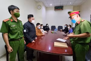 Công an tống đạt quyết định khởi tố vụ án, khởi tố bị can, thực hiện lệnh bắt tạm giam đối với ông Nguyễn Quang Trung. Ảnh: Công an TP. Đà Nẵng. 