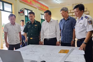 Ông Lê Trí Thanh (thứ 3, phải qua) - Chủ tịch UBND tỉnh Quảng Nam đang nghe Bộ đội Biên phòng báo cáo về khu vực 2 thuyền gặp nạn. (Ảnh: QN)