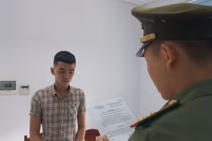 Cơ quan An ninh điều tra bắt tạm giam Nguyễn Nhật Tân về hành vi "Tàng trữ, vận chuyển, mua bán trái phép vũ khí quân dụng". Ảnh: Công an Đà Nẵng.