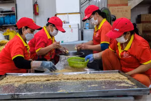 Xưởng sản xuất bánh khô mè Bà Liễu Mẹ ở Đà Nẵng đang vào cao điểm của vụ Tết. 