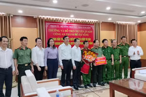 Đại diện lãnh đạo Thành ủy, HĐND, UBND TP. Đà Nẵng đến khen thưởng lực lượng công an. Ảnh: Công an Đà Nẵng. 