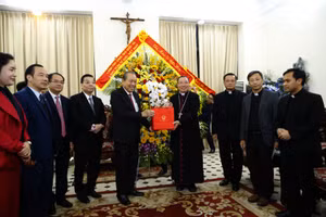 Phó Thủ tướng Thường trực Chính phủ Trương Hòa Bình thăm Đức giám mục Vũ Văn Thiên và Giáo phận Hà Nội. Ảnh VGP/Lê Sơn