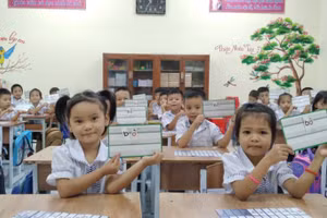 Tạo niềm vui học tập cho HS lớp 1 trong từng tiết học. Ảnh: Đức Trí