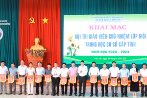 Ban tổ chức trao cờ lưu niệm cho các đơn vị tham gia Hội thi. (Ảnh: TT)