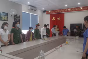 Cơ quan chức năng thi hành các quyết định truy tố. (Ảnh: C.C)