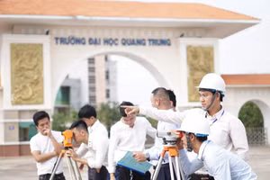 Sinh viên trường Đại học Quang Trung trong giờ học thực hành.