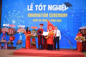 Đại diện ĐH Đà Nẵng và Ban giám hiệu Trường ĐH Bách khoa, ĐH Đà Nẵng trao bằng cho tân tiến sĩ. 