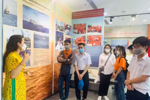 Học sinh Trường THPT Tôn Thất Tùng (Đà Nẵng) học ngoại khóa tại Nhà trưng bày Hoàng Sa 