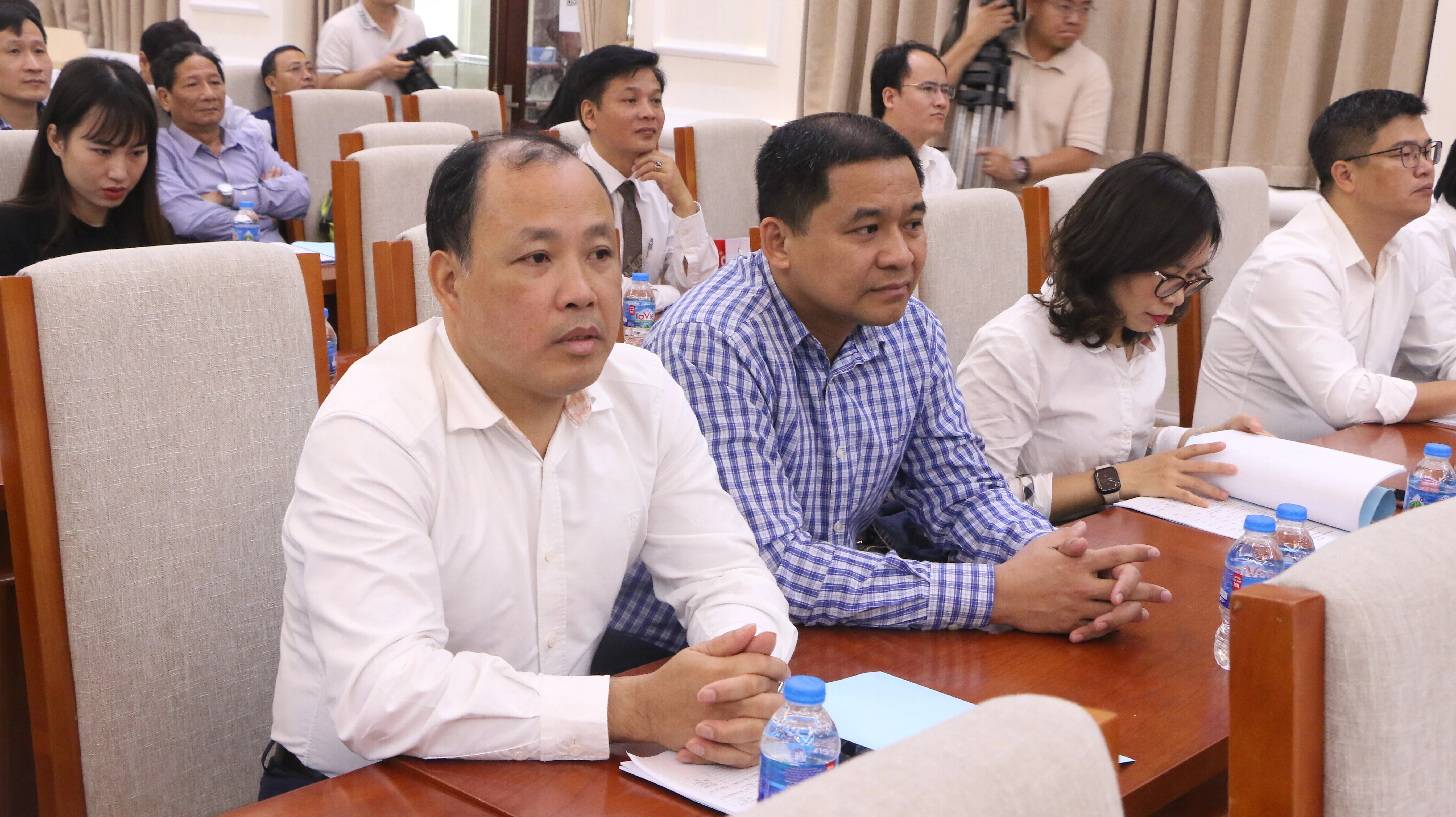 Các đại biểu lắng nghe báo cáo dự thảo phương hướng nhiệm kỳ tới.