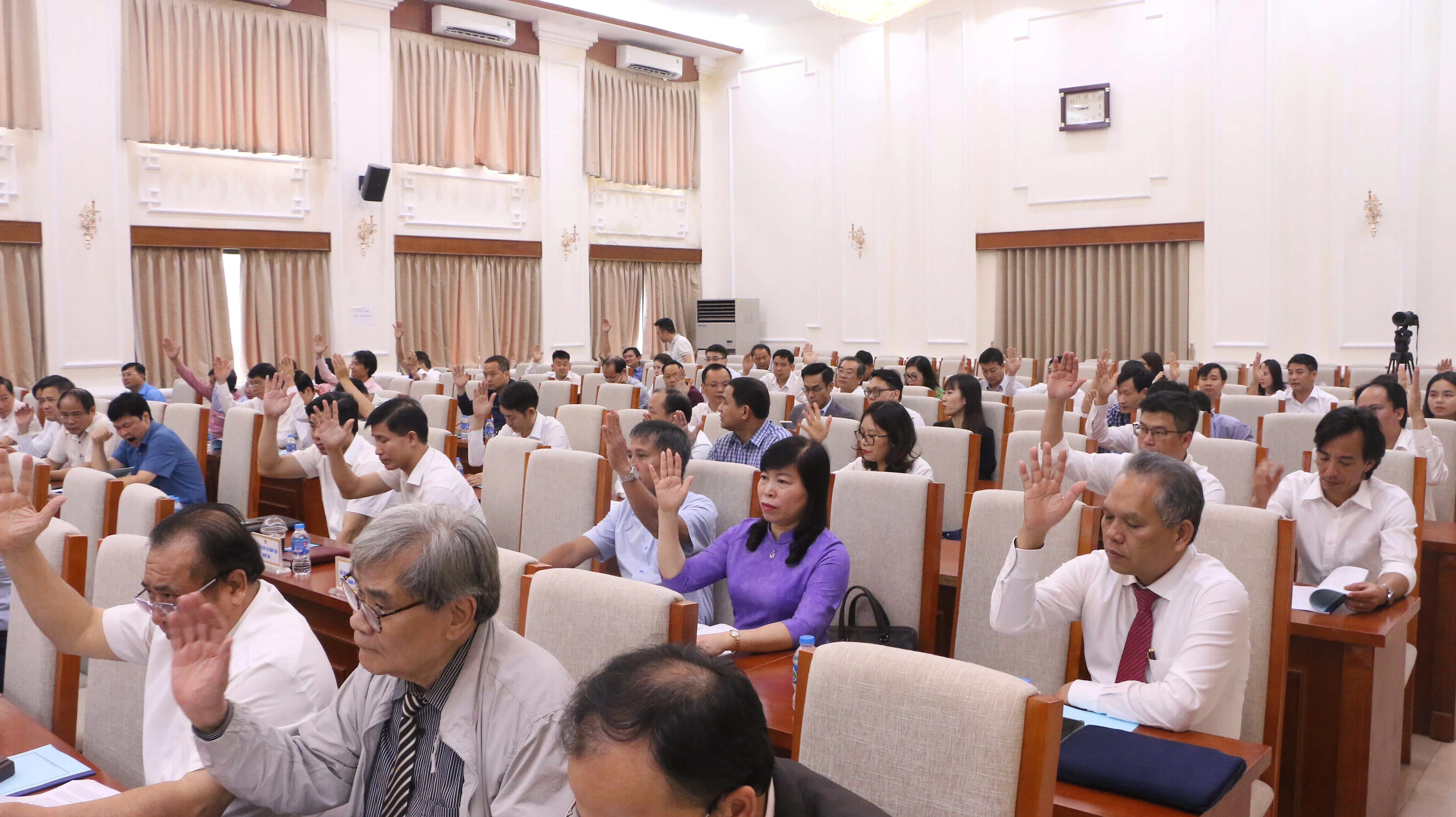 Các đại biểu giờ tay biểu quyết thông qua phương hướng, nhiệm vụ trọng tâm của Hội trong nhiệm kỳ 2023-2028.