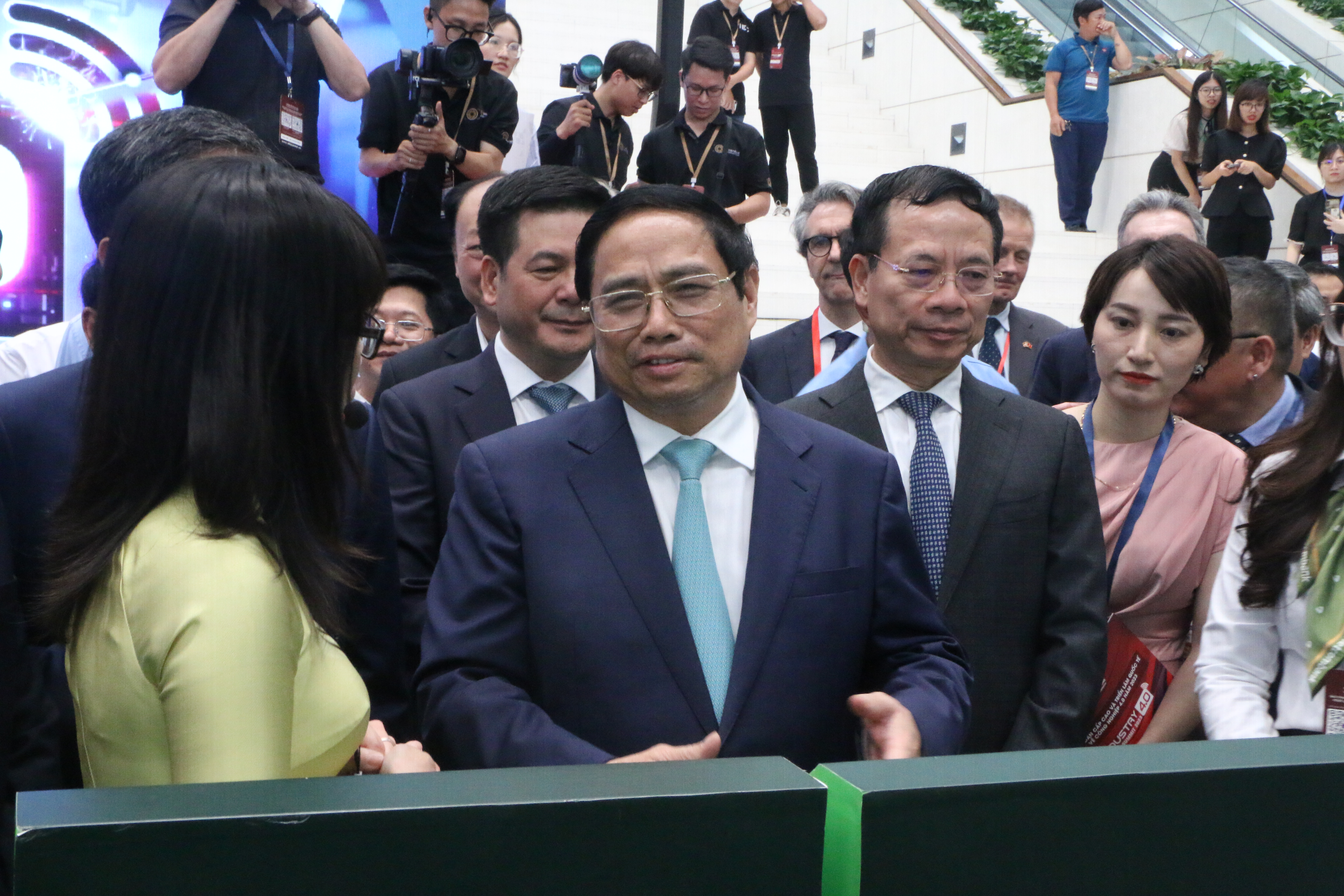 Thủ tướng Chính phủ Phạm Minh Chính và các đại biểu thăm quan gian hàng của Ngân hàng TMCP Ngoại thương Việt Nam (Vietcombank) tại triển lãm.