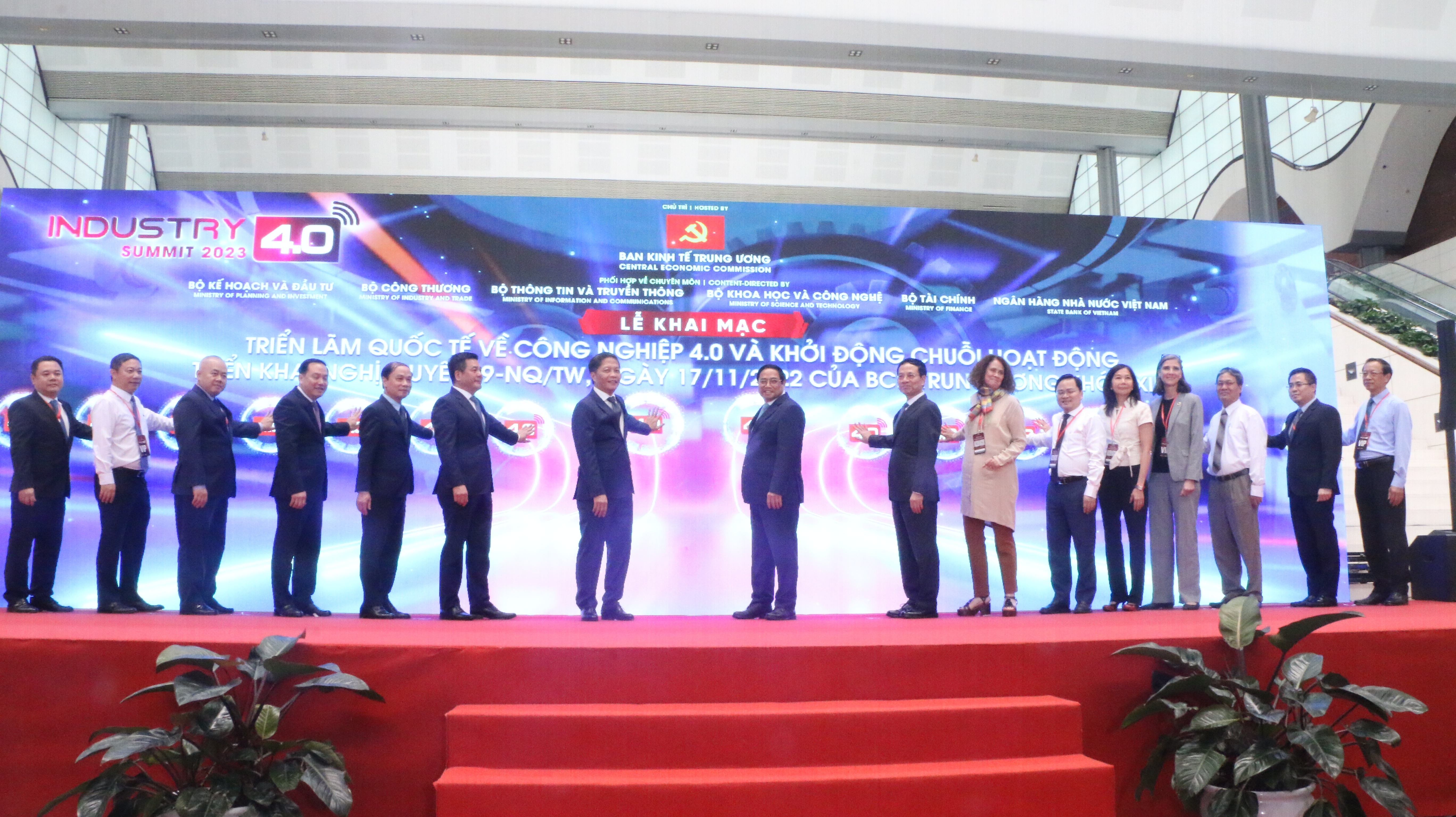 Ủy viên Bộ Chính trị, Thủ tướng Chính phủ Phạm Minh Chính cùng các đại biểu cùng thực hiện nghi thức khai mạc triển lãm quốc tế về Công nghiệp 4.0 năm 2023.