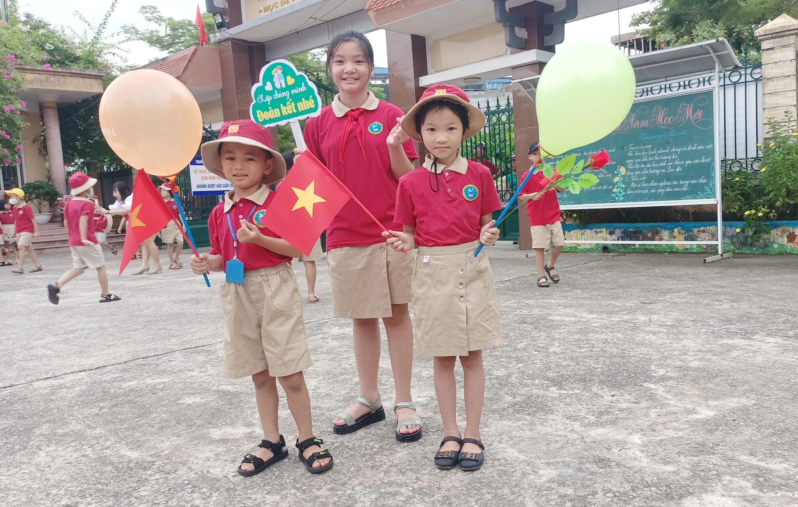 Trẻ đến trường dự khai giảng từ sớm với cờ đỏ sao vàng trên tay và tâm trạng háo hức.