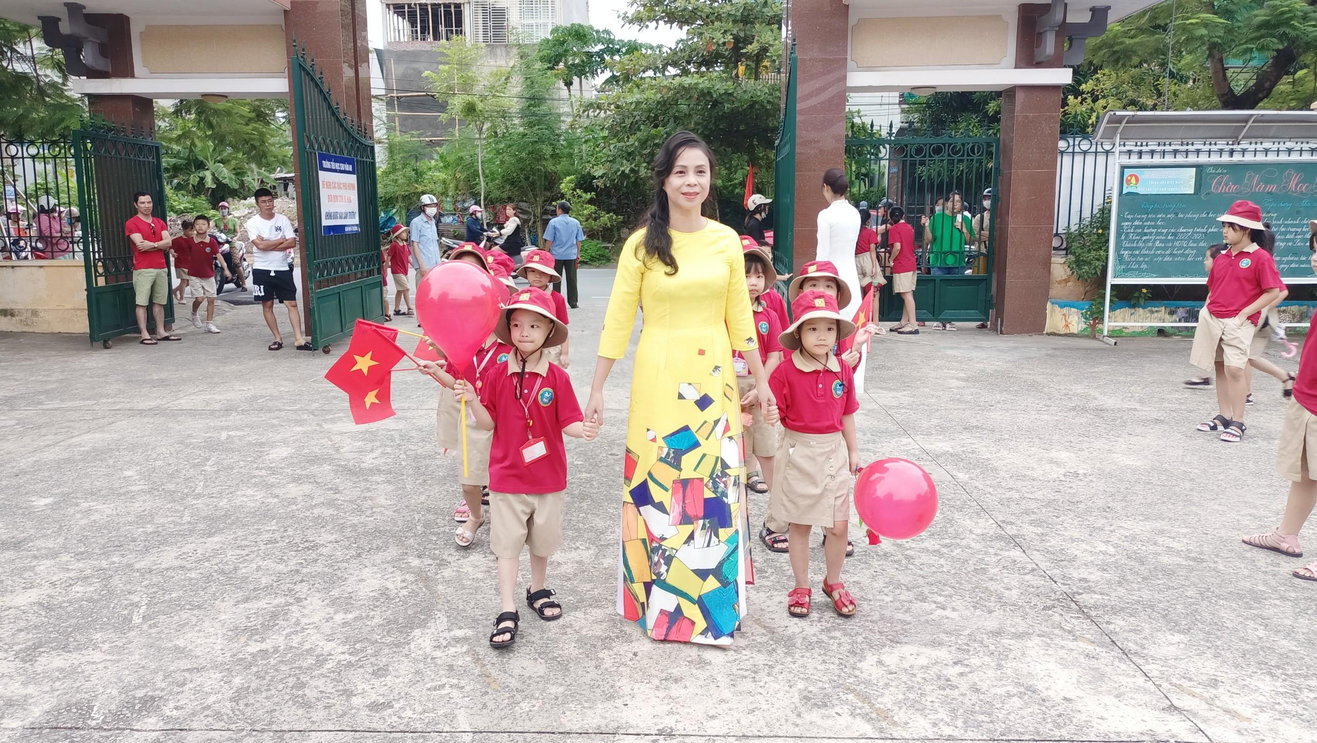 Cô Trần Thị Minh Thúy – Hiệu trưởng Trường Tiểu học Chu Văn An trực tiếp dắt tay các em học sinh khối 1 vào trường dự khai giảng năm học mới trong không khí hân hoan. Cô Trần Thị Minh Thúy – Hiệu trưởng Trường Tiểu học Chu Văn An trực tiếp dắt tay các em học sinh khối 1 vào trường dự khai giảng năm học mới trong không khí hân hoan.