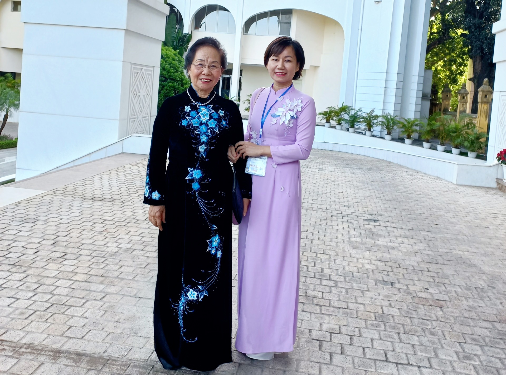 Cô Nguyễn Thị Lương (phải) chụp ảnh cùng GS.TS Nguyễn Thị Doan - Nguyên Phó Chủ tịch nước tại Văn phòng Chính phủ ngay sau buổi Thủ tướng Phạm Minh Chính gặp gỡ đại diện các nhà giáo tiêu biểu năm 2023.