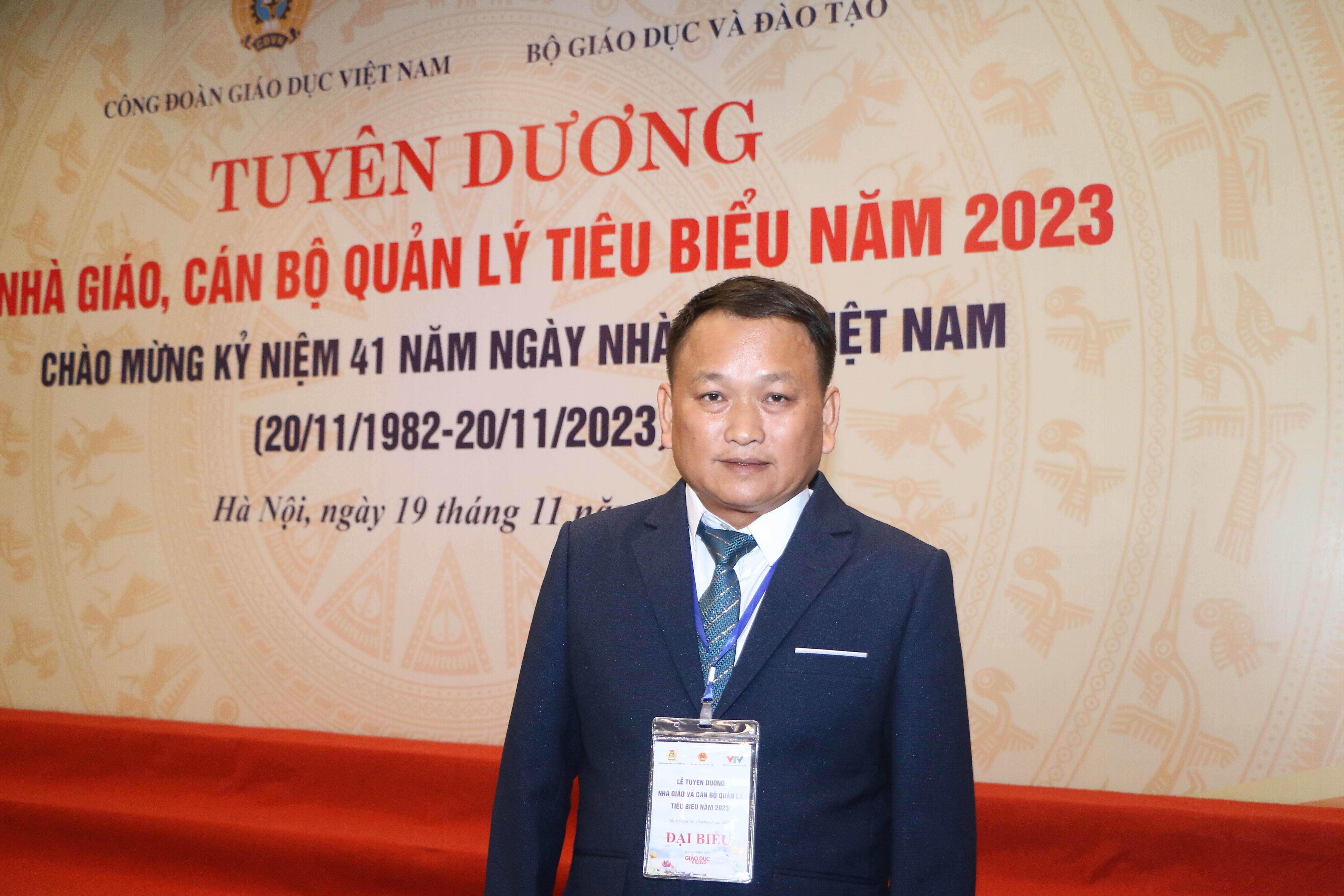 Thầy Vũ Văn Tùng, Giáo viên môn Lịch sử - Địa lý Trường Tiểu học &amp; THCS Đinh Núp (huyện La Pa, tỉnh Gia Lai).