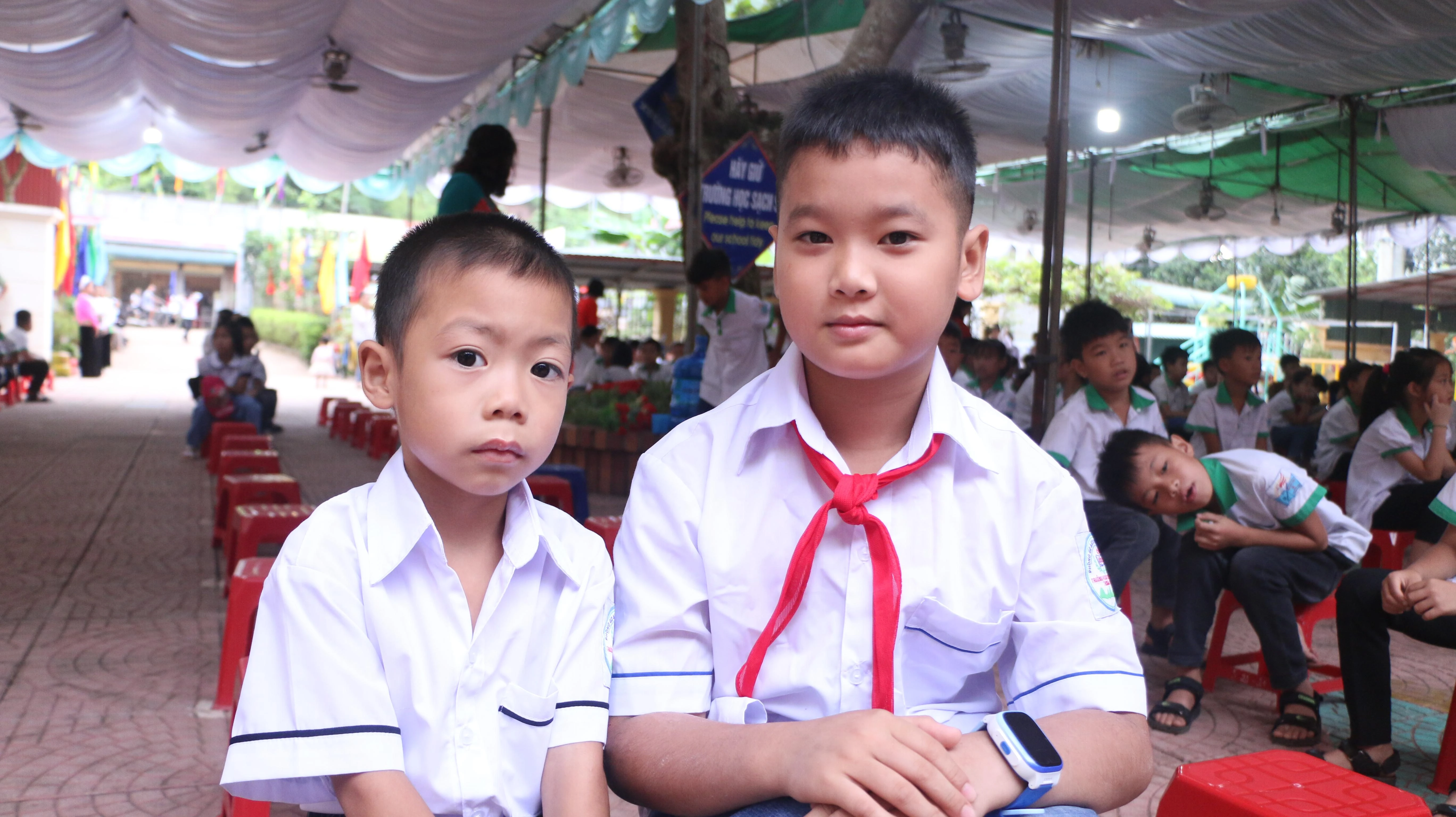 Hai em Quốc Tuấn (trái) và Minh Tiệp (phải) cùng đến dự khai giảng trong tâm trạng vừa vui vừa hồi hộp.