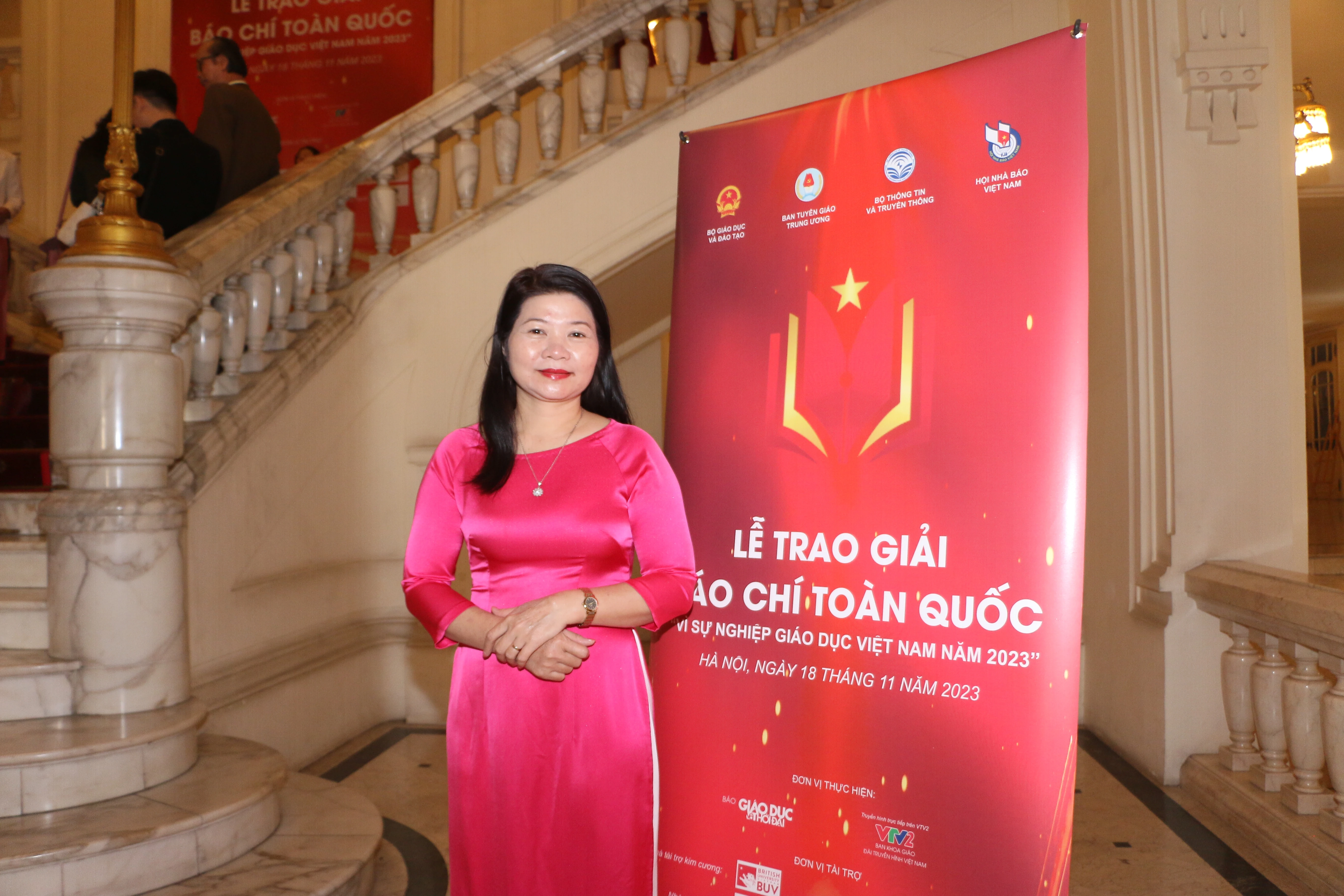 Nhà báo Thu Phong - Phóng viên Báo Bắc Giang là một trong các tác giả được nhận giải Báo chí toàn quốc Vì sự nghiệp Giáo dục năm 2023 tại Nhà hát Lớn - Hà Nội ngày 18/11.