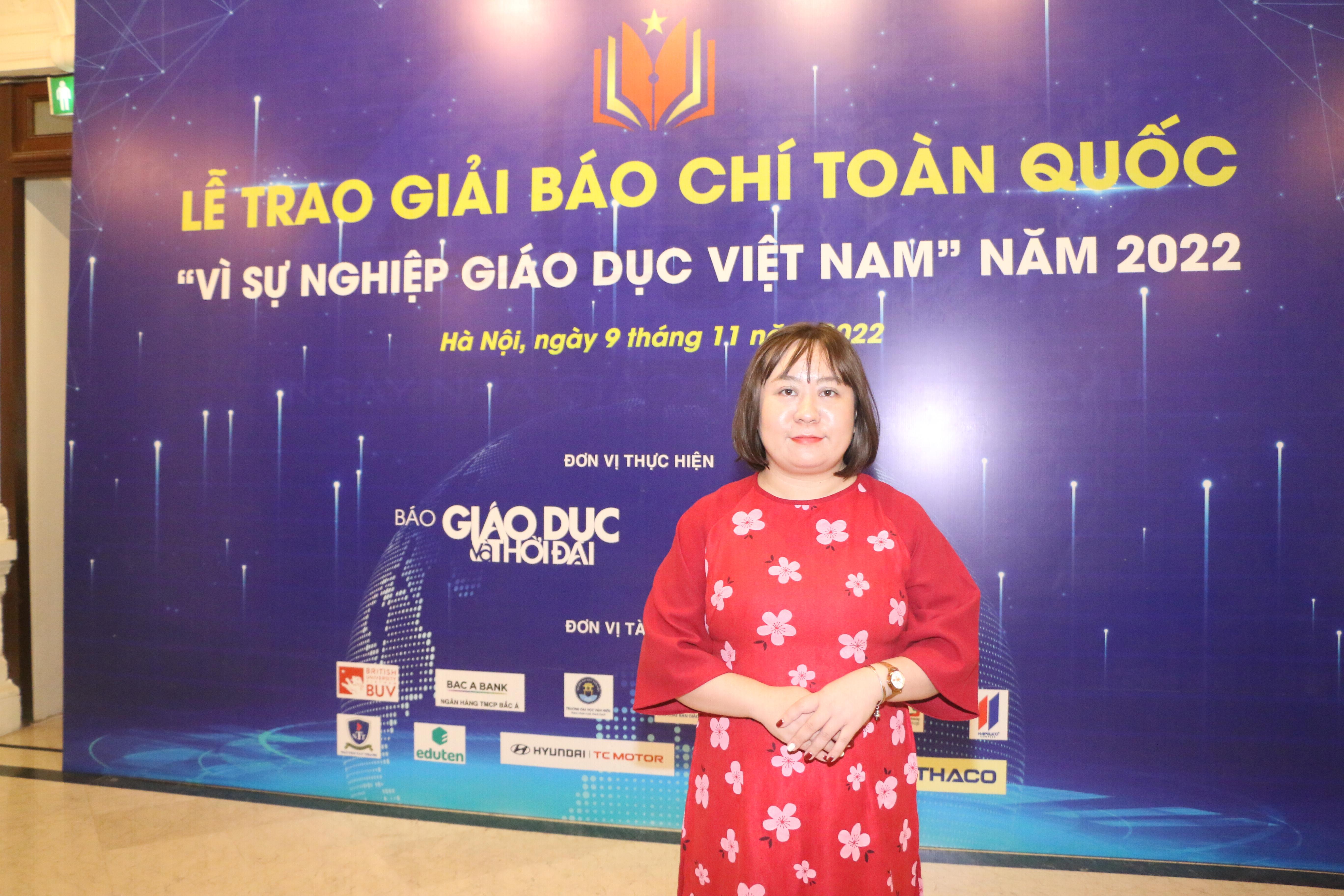 Tác giả Lê Thị Thanh Duyên - Ban Biên tập chương trình phát thanh thuộc Đài Phát thanh và Truyền hình Hà Nội. Tác giả Lê Thị Thanh Duyên - Ban Biên tập chương trình phát thanh thuộc Đài Phát thanh và Truyền hình Hà Nội.