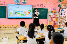 Cô Lê Thị Thanh Huyền và học sinh Trường Tiểu học Châu Sơn (Hà Nội) trong giờ học tiếng Anh.