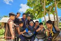 Các nghệ nhân người K'Ho truyền dạy đánh chiêng cho học sinh tại khu du lịch cộng đồng Làng K’Ho Cil. Ảnh: KHC.