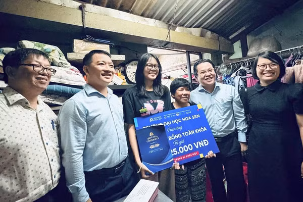 Trường ĐH Hoa Sen trao học bổng 100% toàn khóa cho nữ sinh Phùng Minh Hiếu.