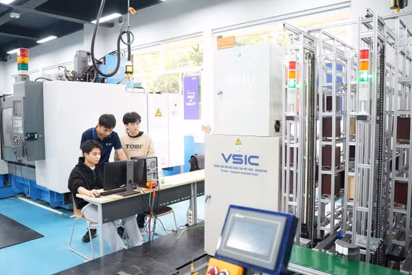 Sinh viên Trường ĐH Quốc tế Miền Đông thực hành trong phòng nghiên cứu hiện đại.