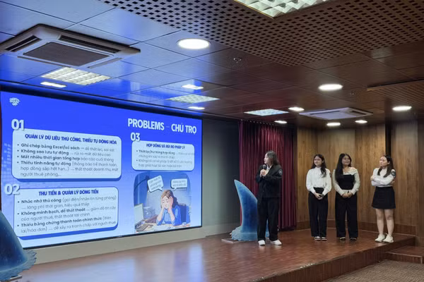 Thí sinh trình bày trước ban giám khảo về dự án khởi nghiệp của mình tại Cuộc thi Digital Shark Up 2025.