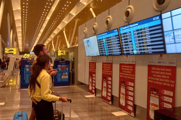 Khách hàng theo dõi chuyến bay tại Nhà ga T3 Tân Sơn Nhất. (Ảnh: Q.H)