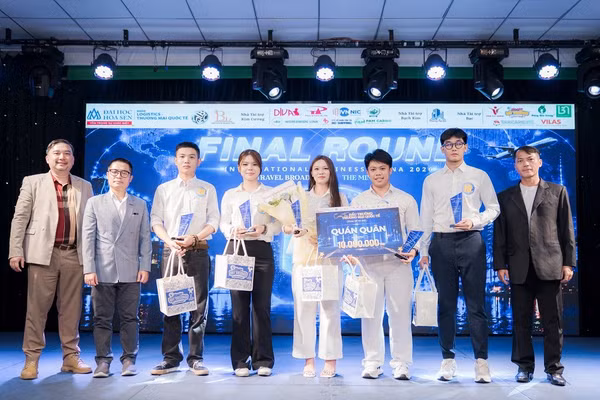Nhóm Athenix Viet Origin gồm 5 sinh viên ngành Kinh doanh quốc tế - Đại học Hoa Sen đã giành giải Nhất.