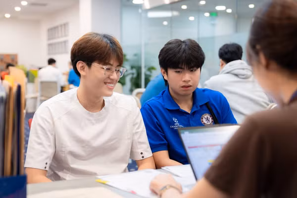 Thí sinh tìm hiểu ngành học tại Trường ĐH Hoa Sen. Ảnh: Tuyết Hương