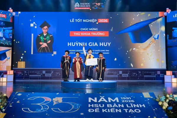 Thủ khoa Trường ĐH Hoa Sen Huỳnh Gia Huy nhận học bổng 70% chương trình thạc sĩ của Viện Sau đại học và lãnh đạo HSU.