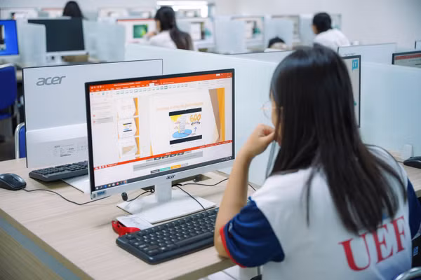 Sinh viên UEF được trang bị kỹ năng ứng dụng AI trong học tập, nghiên cứu. Ảnh: UEF