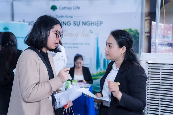 Sự kiện thu hút đông đảo sinh viên tìm hiểu cơ hội nghề nghiệp, thực tập và tuyển dụng.