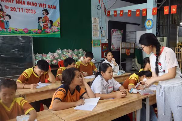 Tình nguyện viên dạy học tại lớp tình thương của ngoại Thủy. Ảnh: NVCC